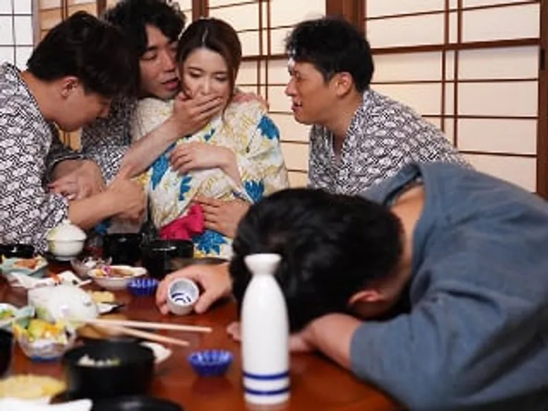 đưa bà xã đi suối nước nóng, gã chồng không biết vợ bị người khác quan hệ sấp mặt